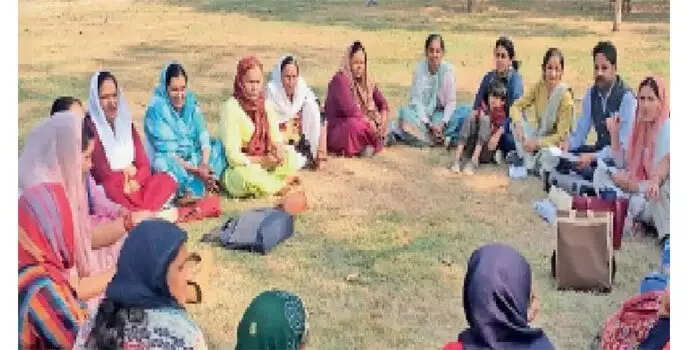 26 नवंबर को आंगनबाड़ी वर्कर्स व हेल्पर्स DC कार्यालयों पर करेंगी प्रदर्शन, विरोध प्रदर्शन का लिया फैसला