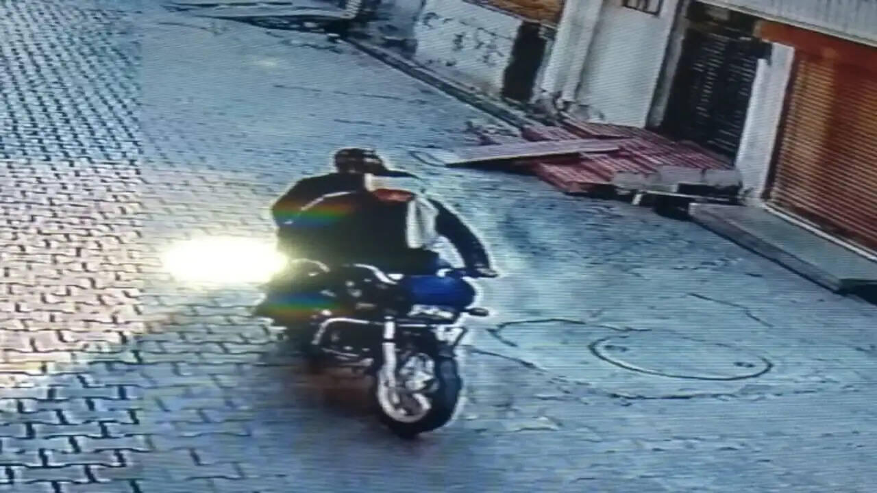 घर के बाहर बैठी महिला के कान से झपटी सोने की बाली, CCTV में कैद बदमाश