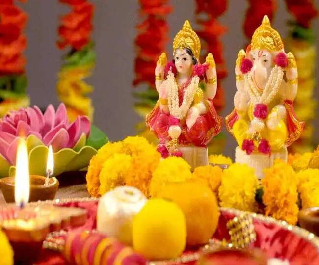 Diwali से पहले इन चीजों को दिखाएं बाहर का रास्ता, घर में आएंगी मां लक्ष्मी