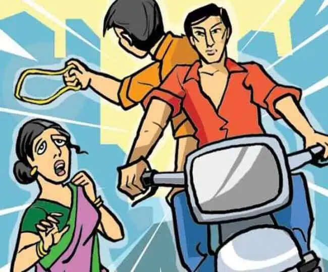 बाइक सवार दो बदमाशों ने महिला की झपटी चेन, CCTV  में कैद हुए आरोपी, देखिये पूरा मामला.