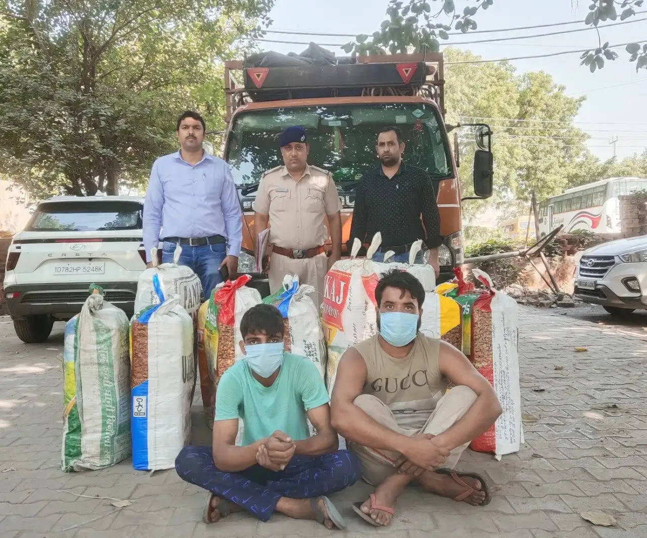 पटाखों से लोड था केंटर, पानीपत मे बेचने आए थे युवक, ऐसे हुए गिरफ्तार