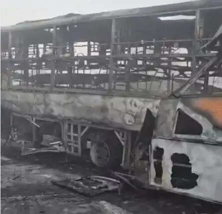 मथुरा में कोहरे के कारण 7 बसें 3 कार टकराने से लगी भयंकर आग