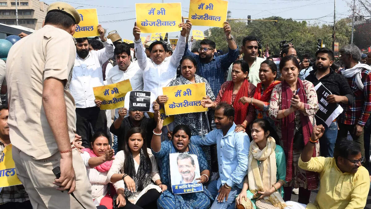 मुख्यमंत्री अरविंद केजरीवाटल की गिरफ्तारी पर AAP कार्यकर्ताओ का प्रदर्शन