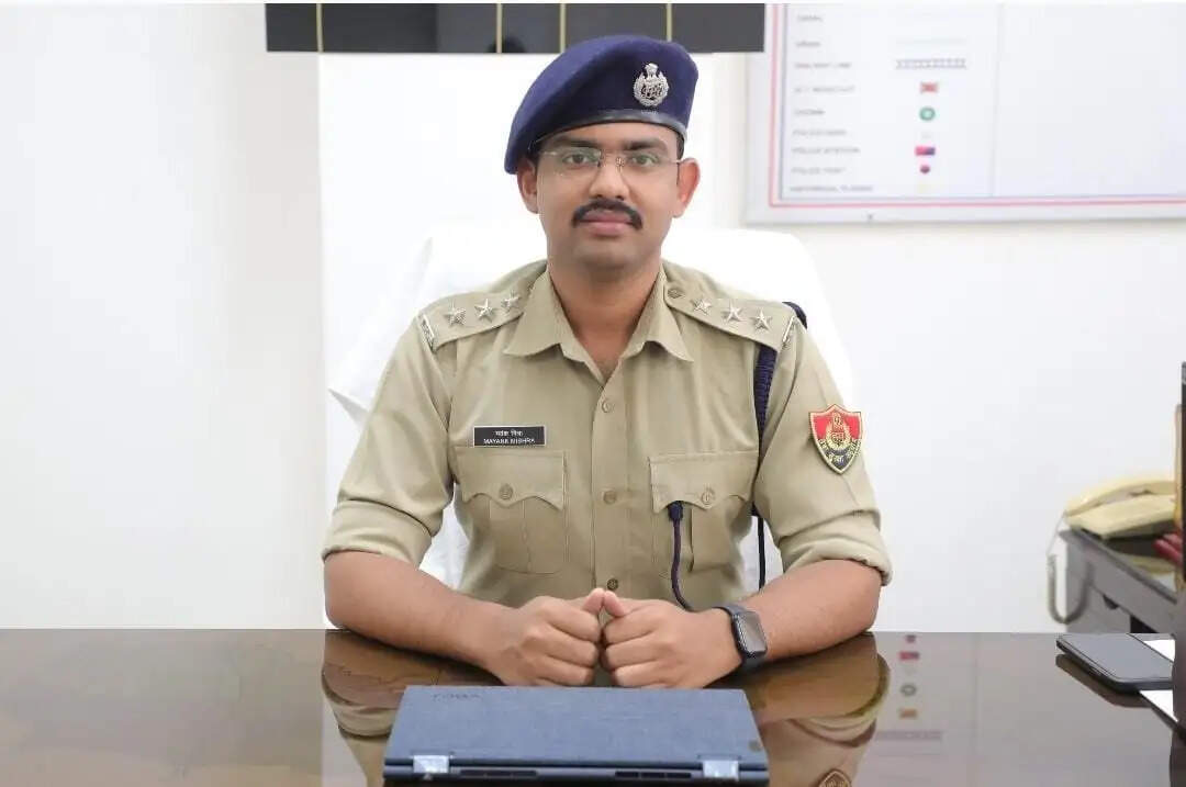 अवैध रूप से शराब बेच रहे थे, तभी पहुंच गई पुलिस, धर दबोचा