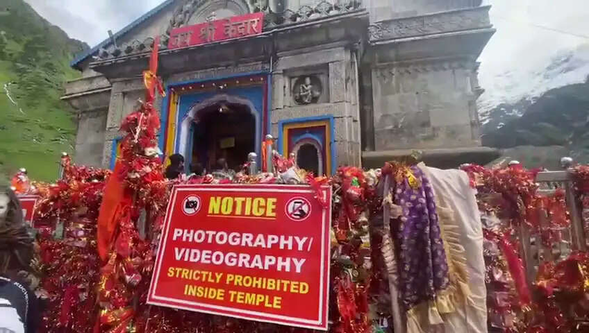 KEDARNAT मंदिर में 'मर्यादित कपड़ों' में ही मिलेगी Entry, Mobile पर भी लगा ban
