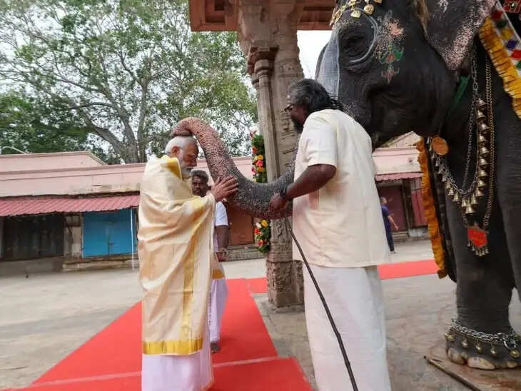 अयोध्या पहुंचे पीएम मोदी, दोपहर 12:30 बजे गर्भगृह में करेंगे पूजा