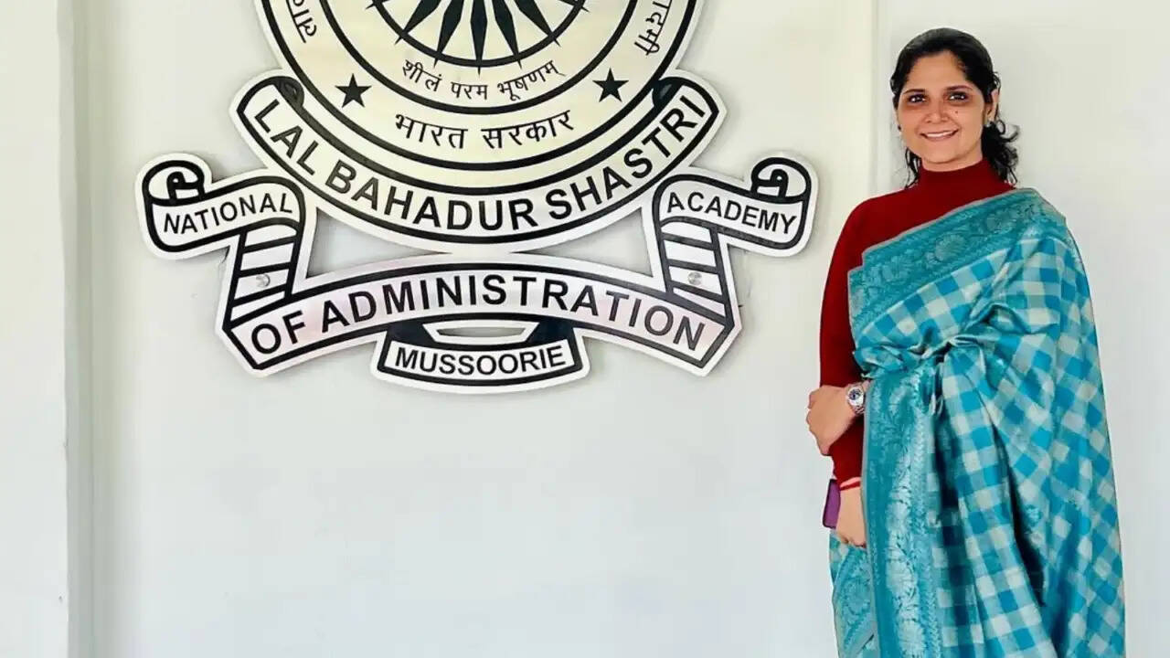 लाखों की नौकरी छोड़ बनी UPSC टॉपर, ट्रांसफर के बाद फिर चर्चा में आई हरियाणा की IAS बेटी
