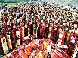 ट्रक के ऊपर लकड़ी,नीचे 500 शराब की पेटियां, पुलिस के उड़े होश