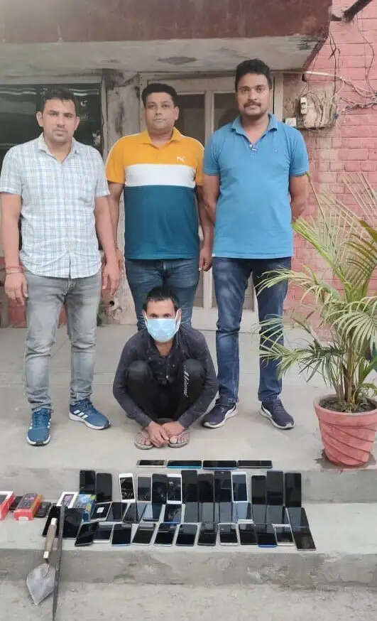 नाले मे सुरंग खोदकर मोबाइल की दुकान में की थी लाखो की चोरी, आरोपी से 5 लाख रूपए के 43 फोन बरामद