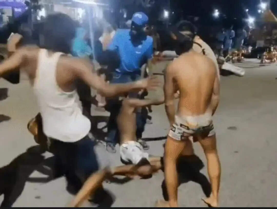 कांवड़ खंडित होने पर बवाल : हरियाणा की कार तोड़ी , चालक के साथ भी हुई मारपीट !