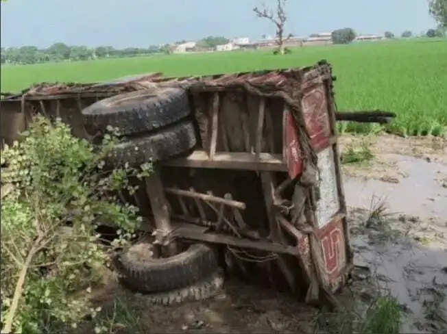 करनाल में गड्ढे से बिगड़ा ट्रैक्टर का संतुलन, ट्राली पलटने से 3 की मौत