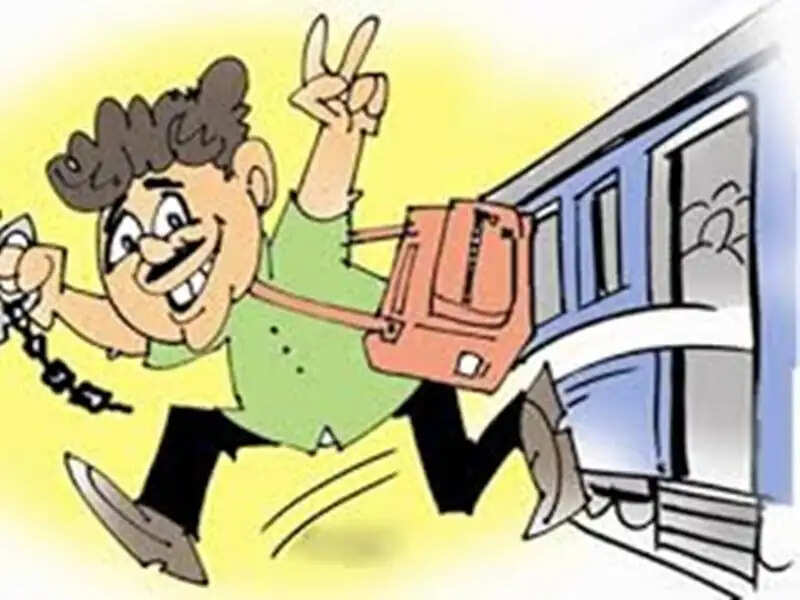 एक साथ 4 घराें में चाेरी, CCTV में नजर आया संदिग्ध युवक, चुरा ले गया ये सबकुछ