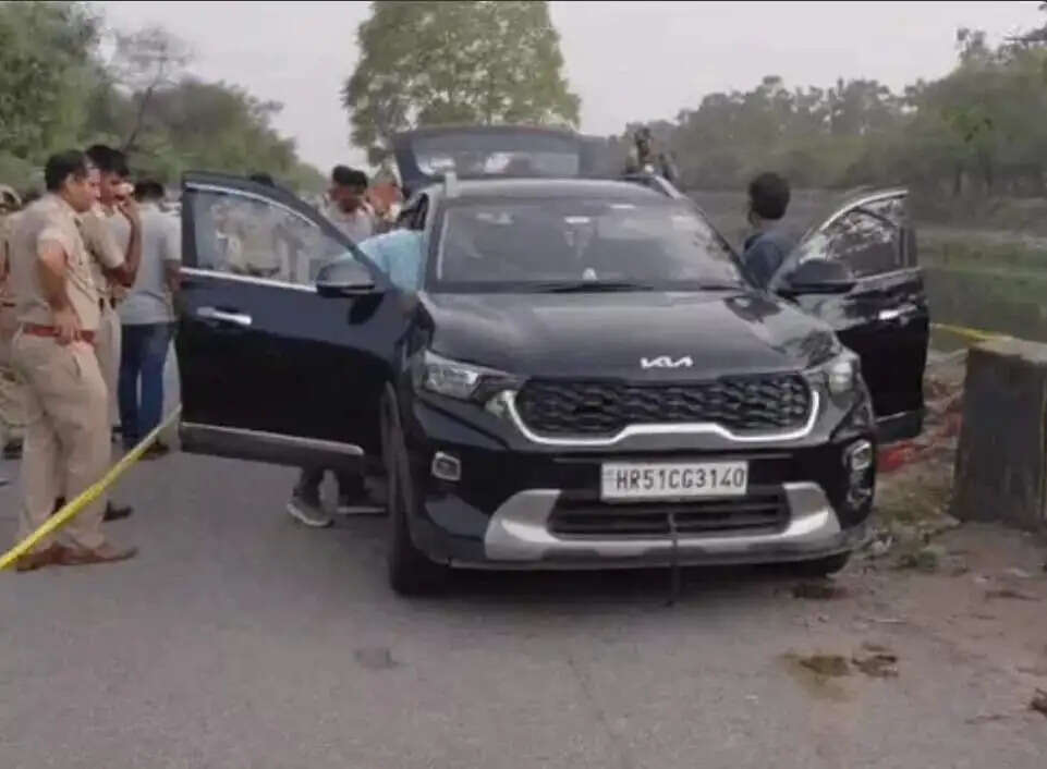 नहर में मिले युवक युवती के श#व, कार से हथौड़ा और मोबाइल बरामद..