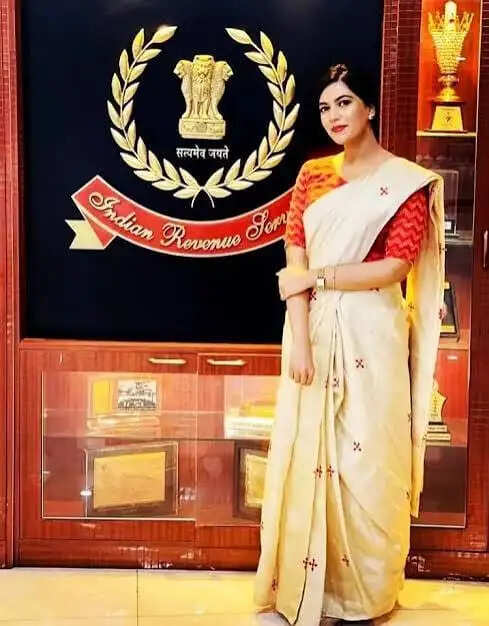ब्यूटी विद ब्रेन है यह महिला अधिकारी, हफ्ते में सिर्फ 48 घंटे पढ़ाई कर क्रेक किया UPSC