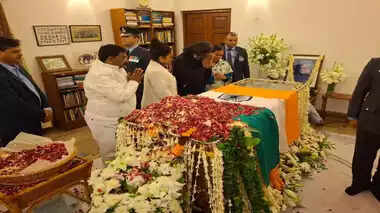 पूर्व प्रधानमंत्री मनमोहन सिंह का पार्थिव शरीर कांग्रेस मुख्यालय पहुंचा, पत्नी-बेटी ने दी श्रद्धांजलि