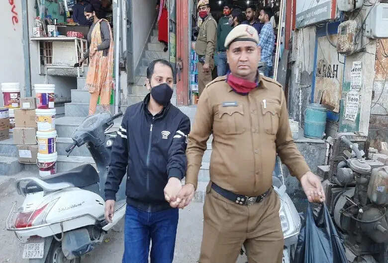 स्पा सेंटर पर फिर रेड, 3 लड़कियों और एक लड़के को आपत्तिजनक हालत में पकड़ा