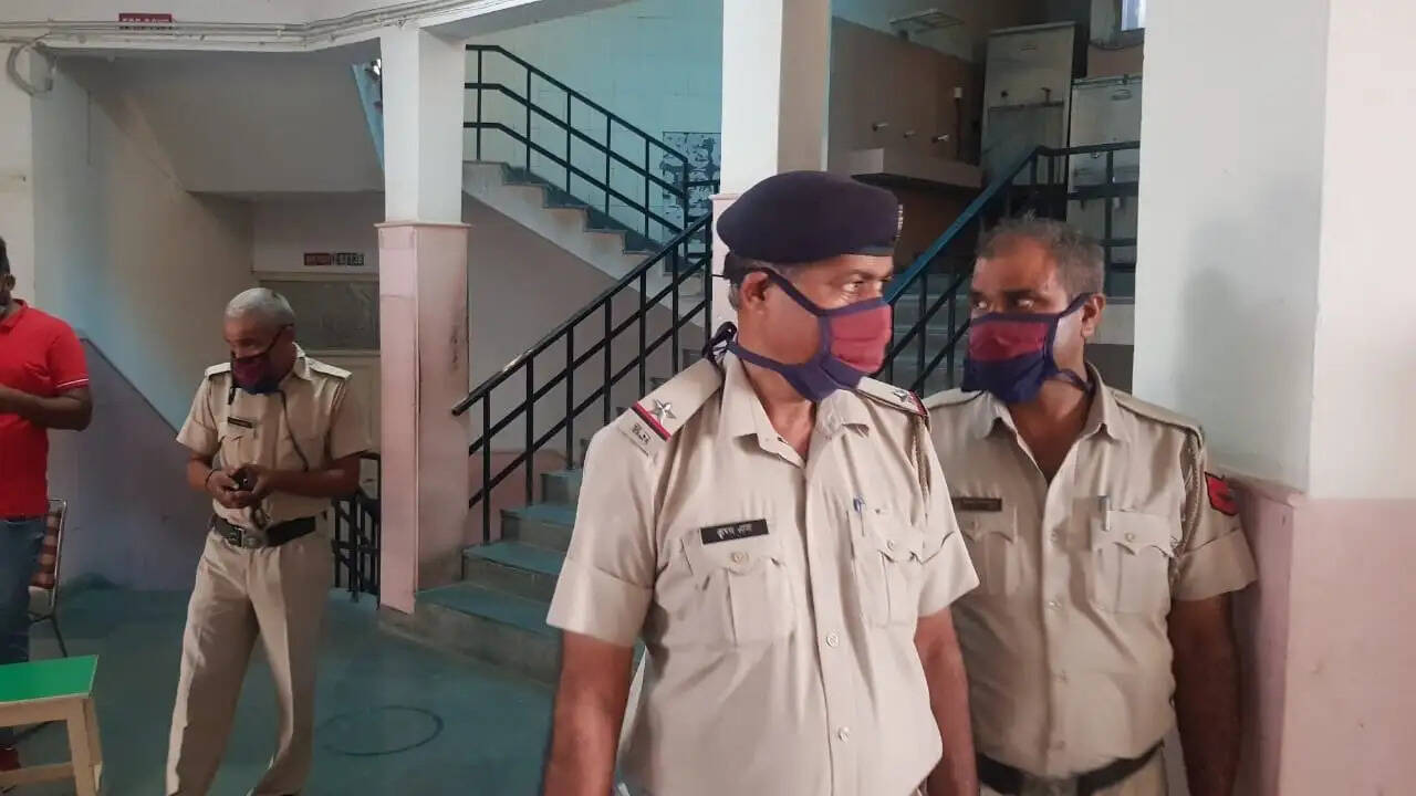 SDVM स्कूल (सीनियर विंग) की लिफ्ट में फंसकर लैब अटेंडेंट की मौत, कुछ महीने पहले हुई थी शादी