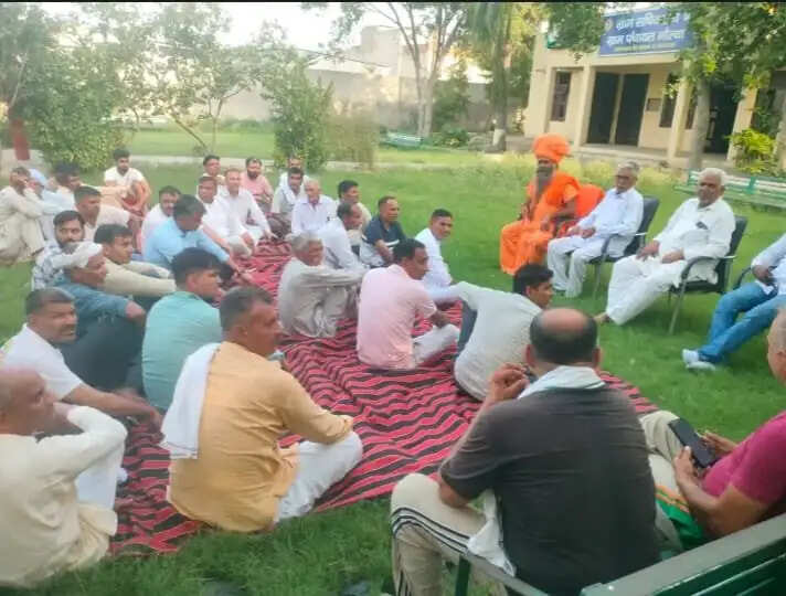 फ्लाईओवर विवाद: नक्शा न दिखाने पर भड़के ग्रामीण, निर्माण कार्य रुकवाया