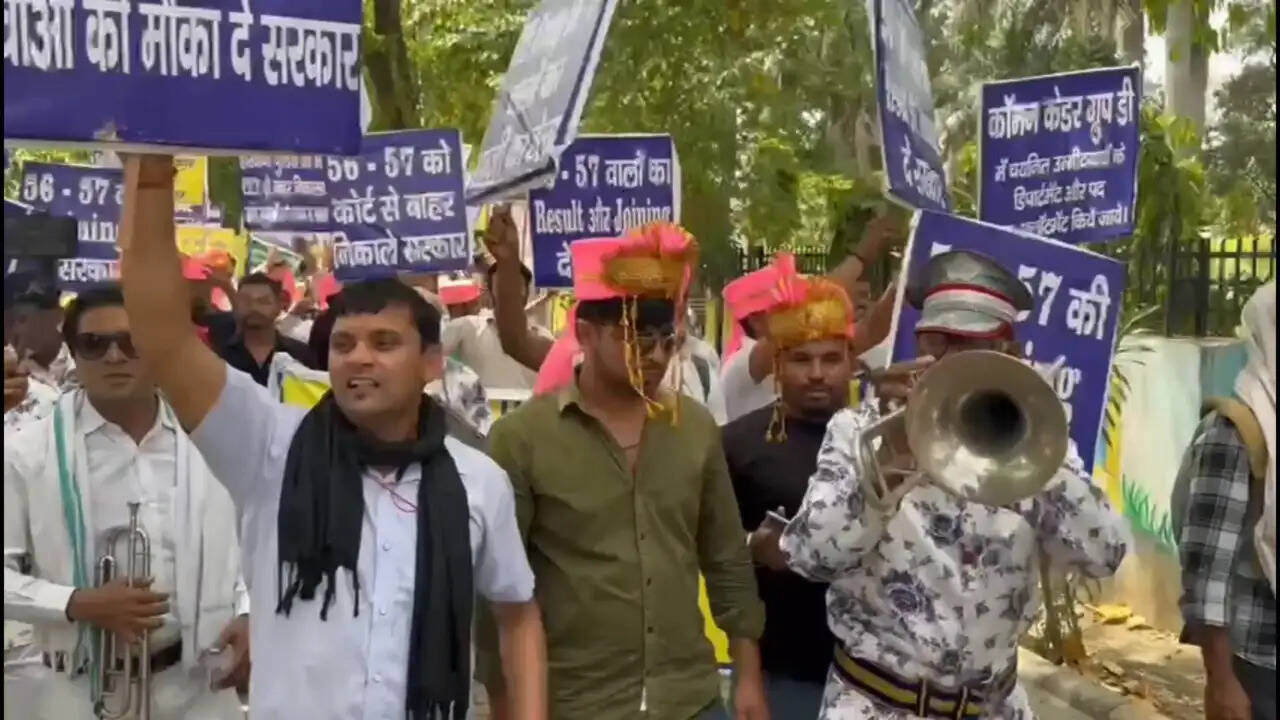 हरियाणा में निकली बेरोजगारों की बारात, ग्रुप- C में जॉइनिंग की मांग