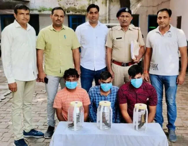 मैनेजर की कनपटी पर पिस्तौल अडाकर कैश लूटने वाले बदमाशों को किया गिरफ्तार, पढिए.