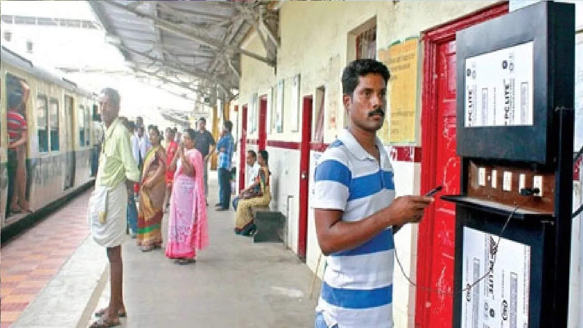 रेलवे स्टेशनों पर मोबाइल चार्जिग करने पर देने होगे पैसे