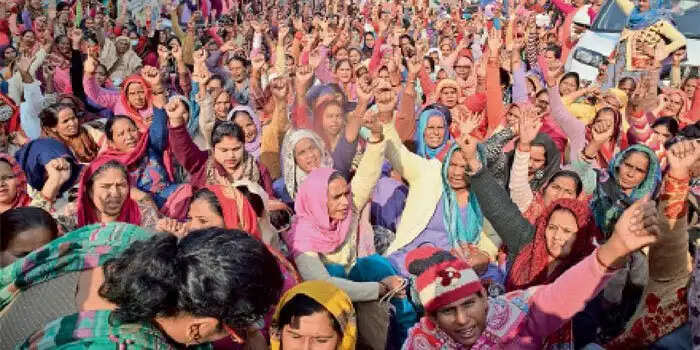 21 वें दिन भी आंगनबाड़ी वर्कर व हेल्पर का धरना प्रदर्शन जारी, सौंपा ज्ञापन