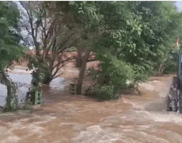 जम्मू-कश्मीर में भारी तबाही, फिर गिरा लैंडस्लाइड