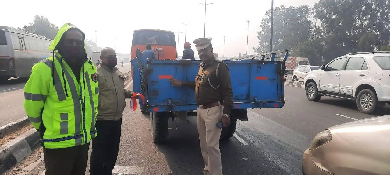 यातायात पुलिस ने सड़क दुर्घटनों पर अंकुश लगाने के लिए 100 से अधिक वाहनों पर रिफ्लेक्टर टेप लगाकर किया जागरूक