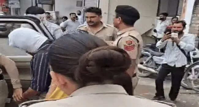 HARYANA में कैफे- स्पा सेंटर पर पुलिस की रेड ,2 लड़के व लड़कियो को लिया हिरासत में