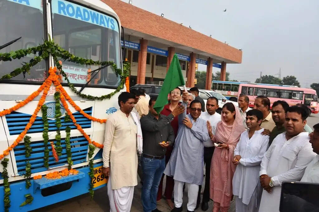 पानीपत से खाटूश्याम व वृंदावन के लिए शुरू हुई बस सेवा, विधायक प्रमोद विज और मेयर अवनीत कौर ने दिखाई हरी झण्डी