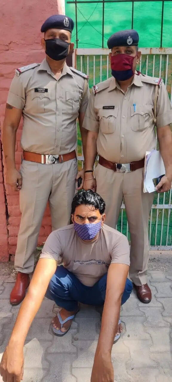 जहरीली शराब पीने से हुई मौतों के मामले मे फरार चल रहे आरोपित को किया काबू
