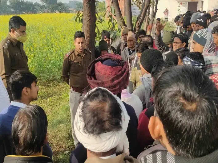 स्कूल परिसर में पेड़ से लटका मिला चौकीदार का शव, शरीर पर चोट के भी मिले निशान, पढिए मामला