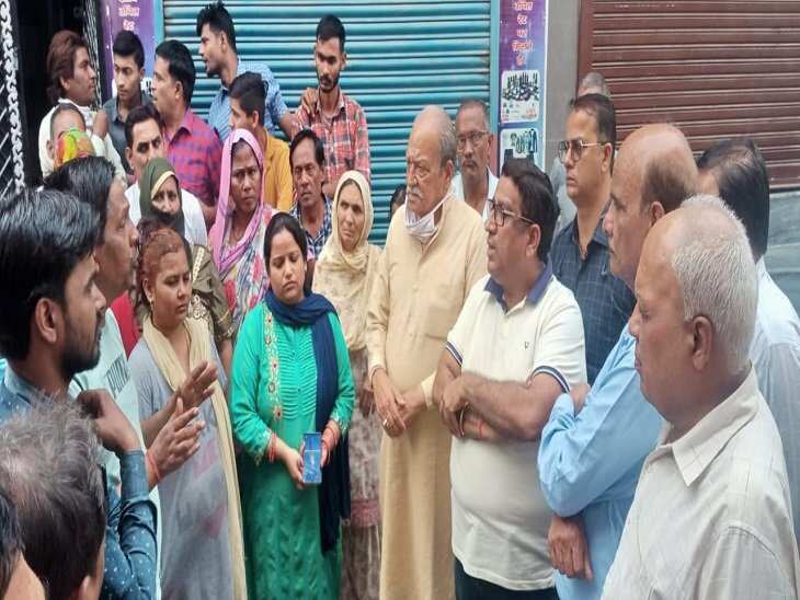 PANIPAT स्थित कारपेट फैक्ट्री में आग लगने से करीब 30 परिवार हुए बेघर
