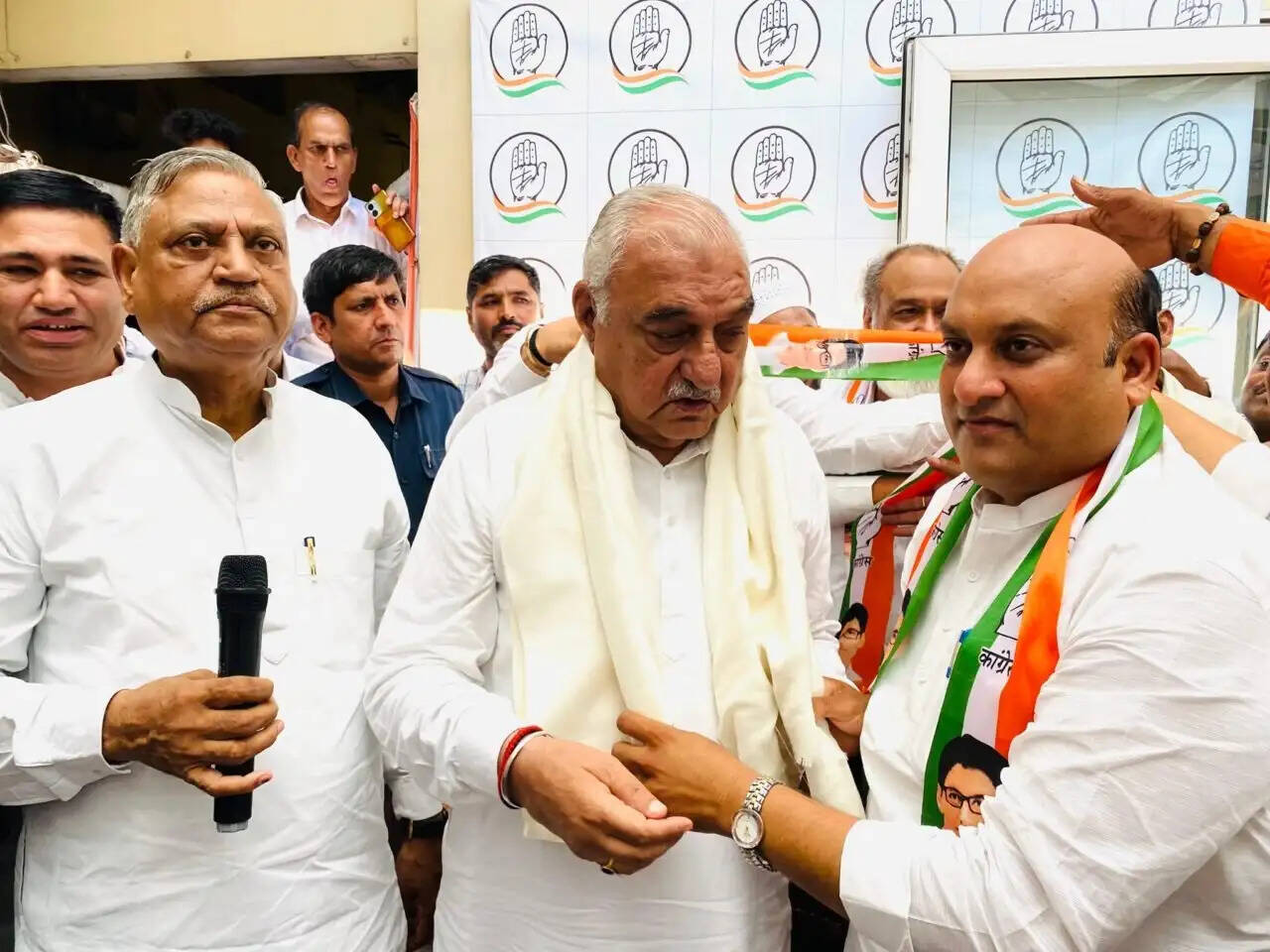 पानीपत मे बीजेपी को बड़ा झटका, विजय जैन कांग्रेस में शामिल