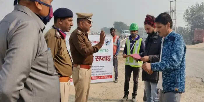 पुलिस ने सड़क सुरक्षा सप्ताह के तहत वाहन चालकों को किया जागरूक