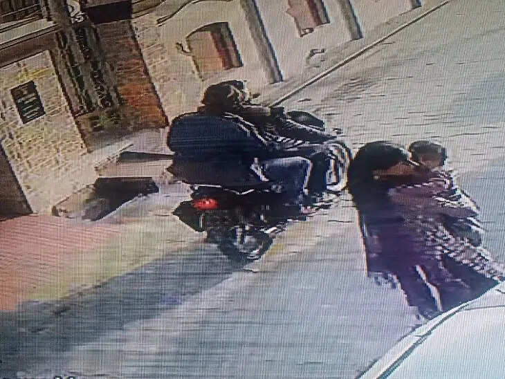 घर के बाहर बैठी महिला के कान से झपटी सोने की बाली, CCTV में कैद बदमाश