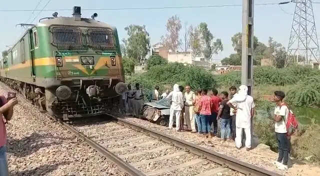 बड़ा हादसा, कार और ट्रेन की भीषण टक्कर, कार मे सवार थे पति-पत्नी