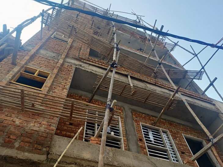 दर्दनाक हादसा- अचानक शटरिंग टूटने से नीचे गिरे दो मजदूर, मौके पर हुई मौत.