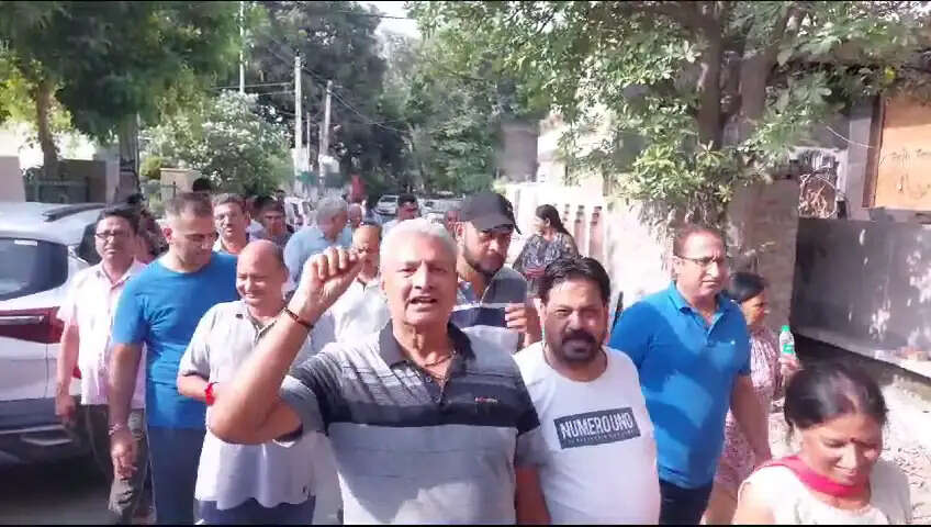 PANIPAT  के लोगों का सांसद आवास के बाहर राम सिमरन, बिजली समस्या से परेशान