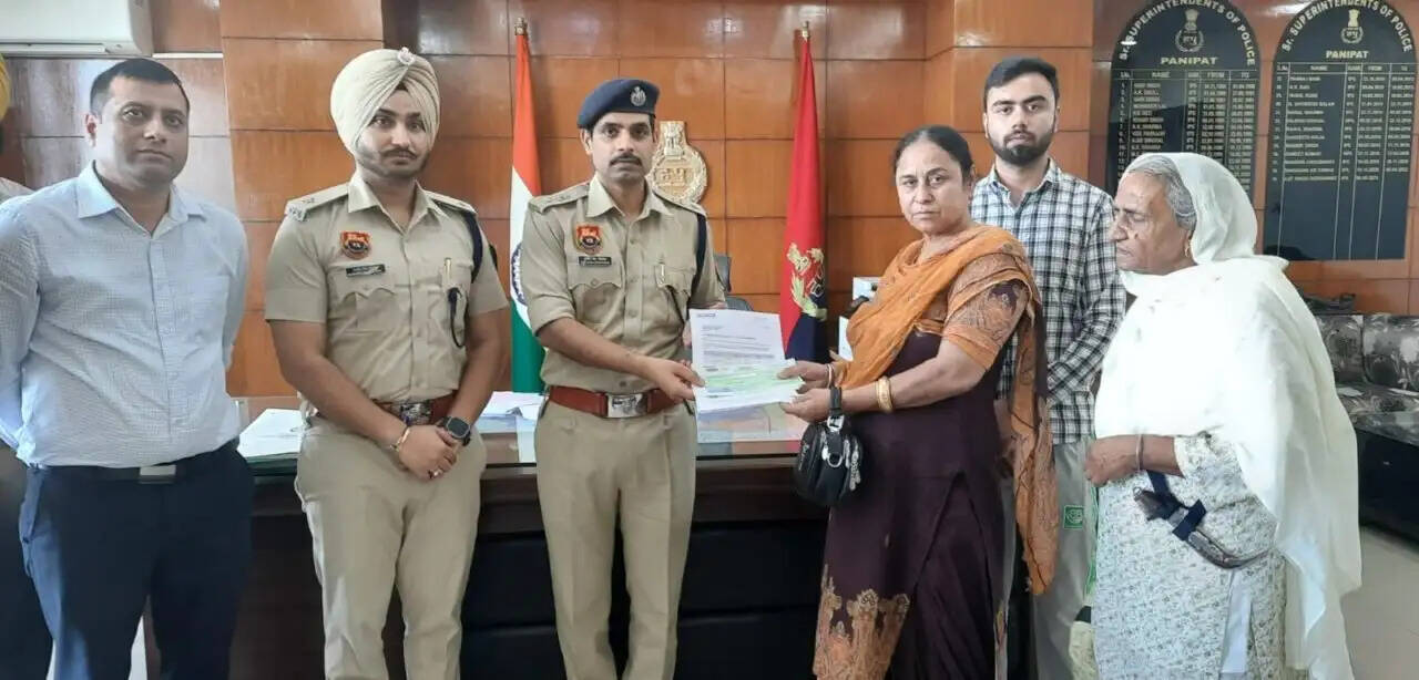 सड़क हादसे मे जान गंवाने वाले मृतक&nbsp;पुलिसकर्मी के परिवार वालो को एसपी ने सौंपा 54 लाख रुपये का चैक