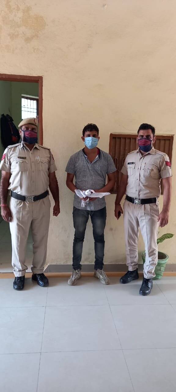 एक्टीवा सवार युवक तीन चाकुओ सहित काबू
