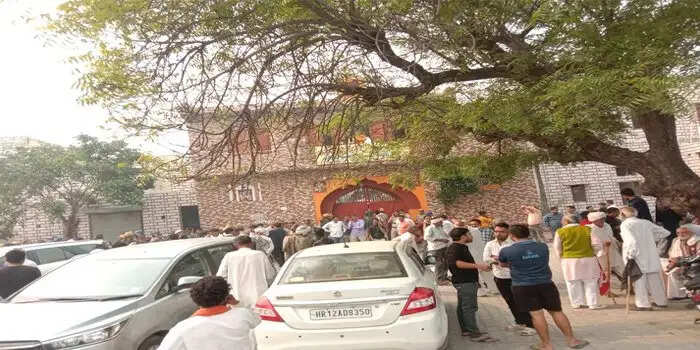 PM मोदी का लाइव कार्यक्रम देखने गए भाजपा नेताओं को मंदिर में बनाया बंधक, भारी पुलिस बल तैनात
