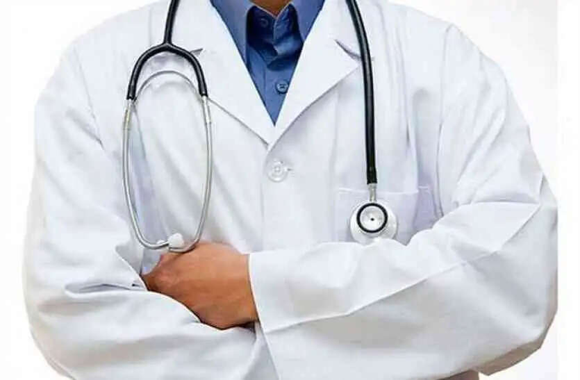 सैनिटाइजर की बोतल भरते समय डॉक्टर पी रहा था सिगरेट, झुलसने से हुई मौत