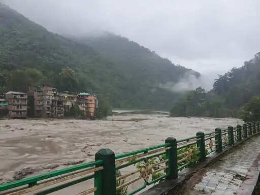 सिक्किम में बादल फटने से आई बाढ़, सेना के कैंप उखड़े, 41 गाड़ियां डूबीं