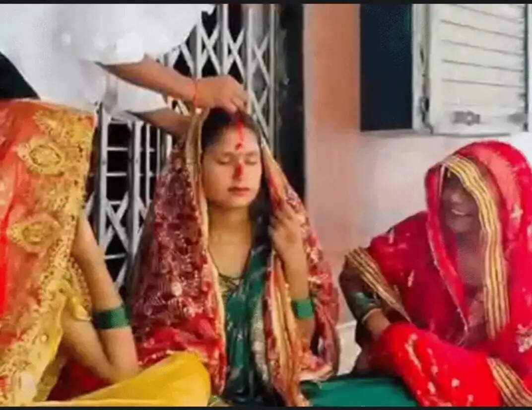 अमरोहा में अनोखी शादी: तीन बहनों ने एक ही युवक से लिए सात फेरे
