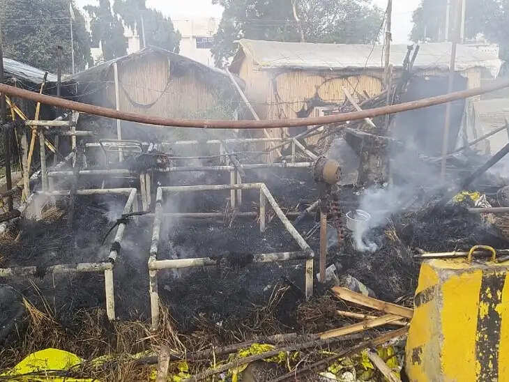किसानों के टैंट में लगी भीषण आग, बाइक व सामान जलकर हुआ खाक