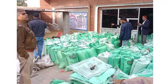 राशन की कालाबाजारी कर बेजने की कर रहा था तैयारी, डिपो होल्डर काबू
