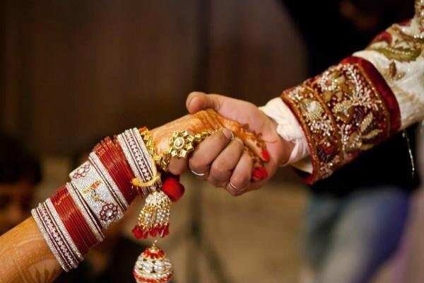 5 लाख नकद व 3 लाख के जेवर लेकर फरार हुई दुल्हन, पढिए पूरी खबर.