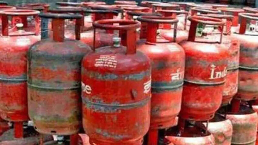 घरेलू गैस के दामों में हुई बढ़ोतरी, आम जनता को फिर लगा झटका