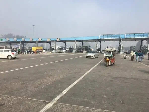 Toll प्लाजा पर लगी वाहनों की लंबी लाइन तो नहीं लगेगा टैक्स, जानिए नए नियम